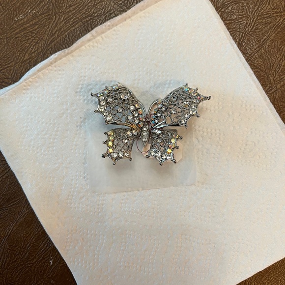 Beautiful Butterfly Brooch-pin with Aurora borealis crystals movable wings! - Picture 7 of 7